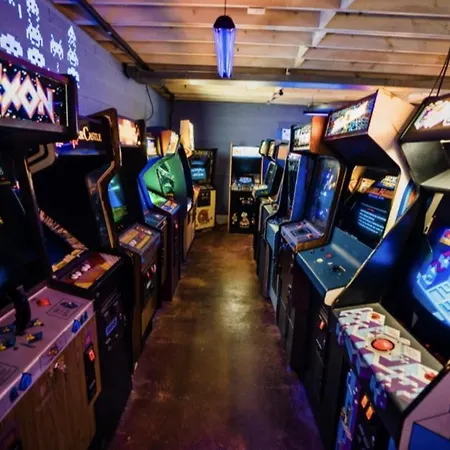 1980\'S Themed Room With Massive 80\'S Arcade